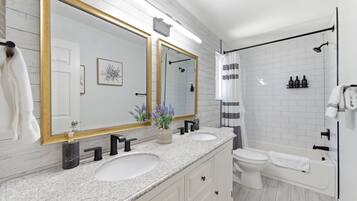 Douche, sĂšche-cheveux, serviettes fournies, savon