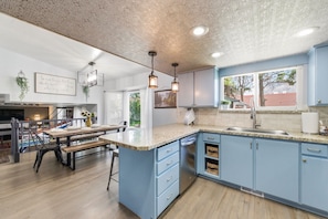 Fridge, microwave, oven, stovetop - Spacious Home near Ski Resort-3 livingrooms, 2King beds-2GBFiber-Gameroom-HotTub (Sandy)