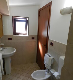 Dusche, Haartrockner, Bidet, Handtücher