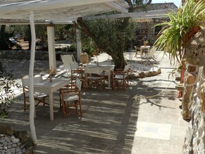 Outdoor dining - MACCHIA SALENTINA double studio apartment in residence with swimming pool 2 km from the sea (Marina di Mancaversa Taviano)