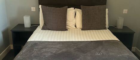 1 habitación, tabla de planchar con plancha y cuna de viaje