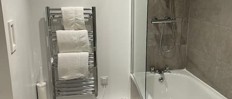 Haartrockner, Handtücher, Seife, Shampoo