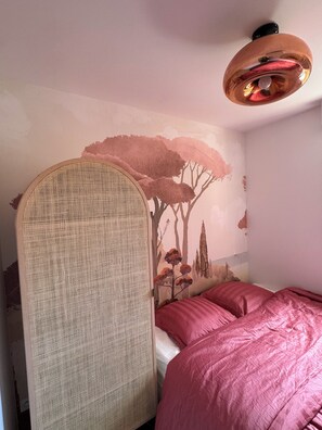 Desk, free WiFi, wheelchair access
