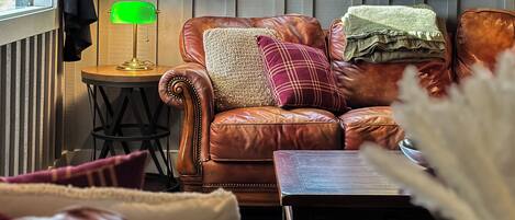 Una Smart TV, un reproductor de DVD, libros, una videoteca