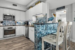 Kjøleskap, mikrobølgeovn, ovn og kokeplater