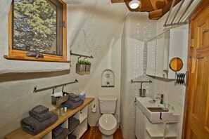 吹风机、毛巾、肥皂、洗发水