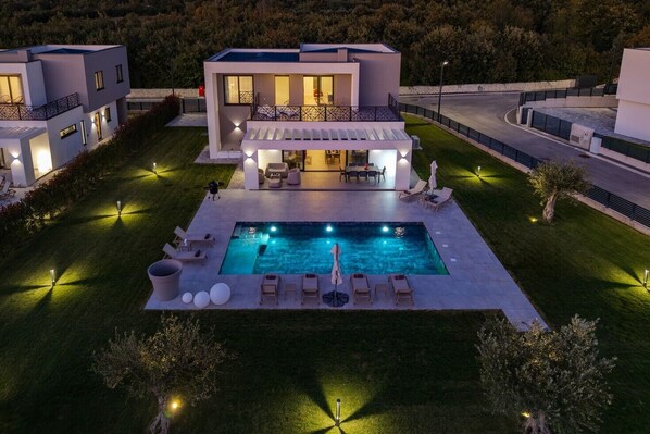 Een verwarmd zwembad