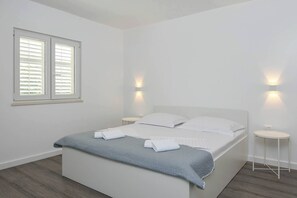 2 dormitorios, tabla de planchar con plancha, wifi y ropa de cama