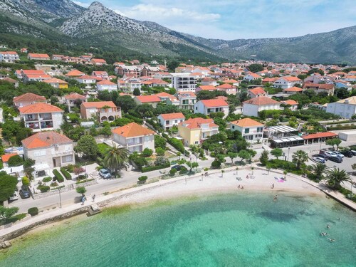 2-Bedroom Holiday Apartment with Sea-view Balcony!