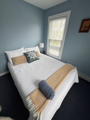 4 chambres, fer et planche à repasser, lit de bébé portatif