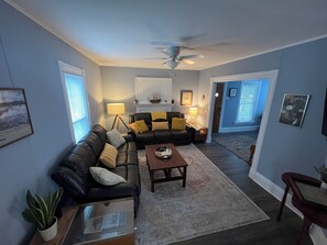 TV connectée, livres, chaîne hi-fi