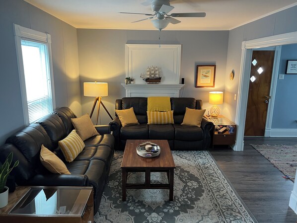 Téléviseur connecté, livres, chaîne audio