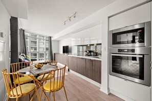 Fridge, microwave, oven, stovetop - GLOBALSTAY 1 Bedroom with a Romantic View of Trains in Downtown (Toronto/Canada)