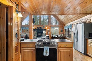 Fridge, microwave, oven, stovetop - Dogwood Ridge is the Perfect Place to Escape (SEVIERVILLE)