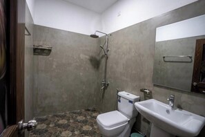 Regadera, toallas, jabón, papel de baño 