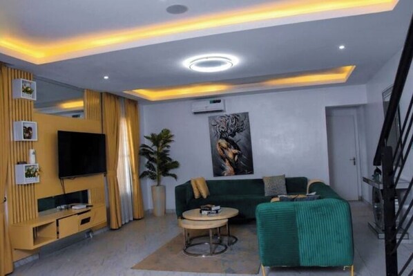 Living area - 3bed/24/7power/wi-fi/gym/close2Charterhouseschool (Lekki)