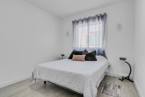 2 chambres, fer et planche à repasser, Wi-Fi, draps fournis