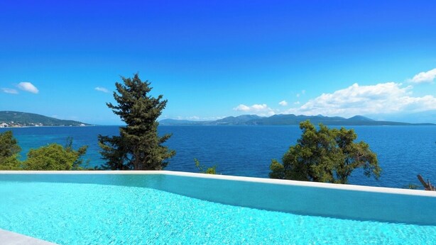 Un ciel d’un bleu éclatant, une piscine et une vue sur la mer et les montagnes.
