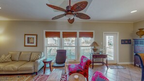 Een 42-inch flatscreentelevisie met digitale zenders