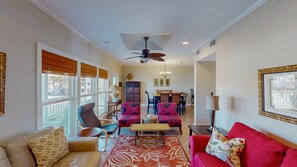 Huis, meerdere bedden, balkon (Pelican Pass) | Woonruimte | Een 42-inch flatscreentelevisie met digitale zenders