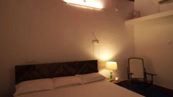 5 bedrooms, iron/ironing board, WiFi, bed sheets