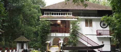 المنشأة من الخارج