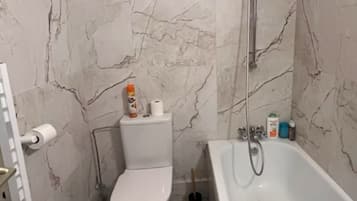 Toalhas de banho, sabonete, papel higiênico
