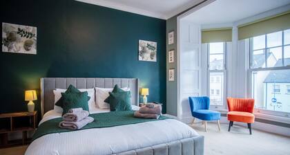The Lanterns - 9 Bedroom - Sleeps 17 - Saundersfoot Village Centre