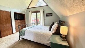 A bedroom with a bed, a ceiling fan, a window, a nightstand, and a lamp. - TF26-Quaint Cottage! Pets Ok! Fire Pit! (Davis)