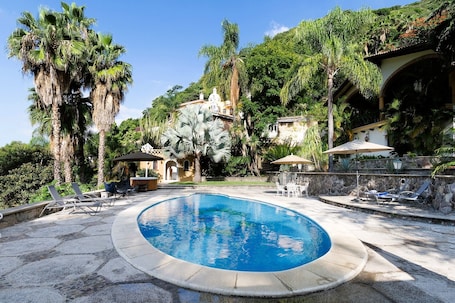 Una piscina al aire libre. ANANA Rancho San Rafael