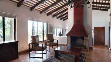 Villa de lujo, patio, vista al lago | Interior