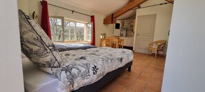 5 Schlafzimmer, Schreibtisch, Bügeleisen/Bügelbrett, Bettwäsche