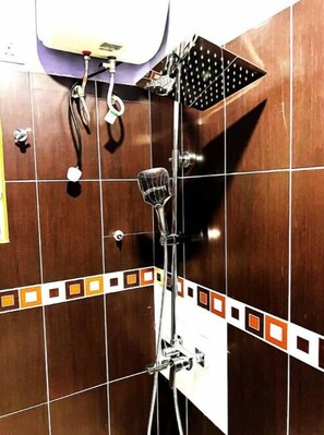 Towels, soap, shampoo, toilet paper - 6Bd House, West hills, Accra Ghana (Accra)