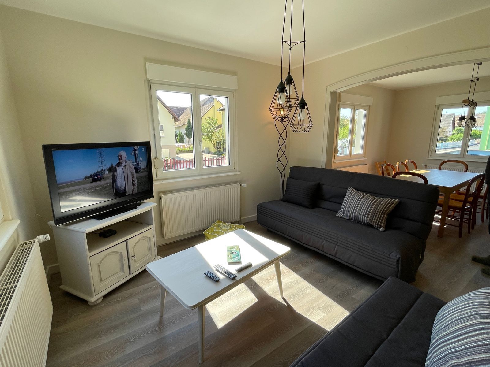 Télévision, table de tennis de table, livres