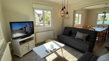 Télévision, table de tennis de table, livres