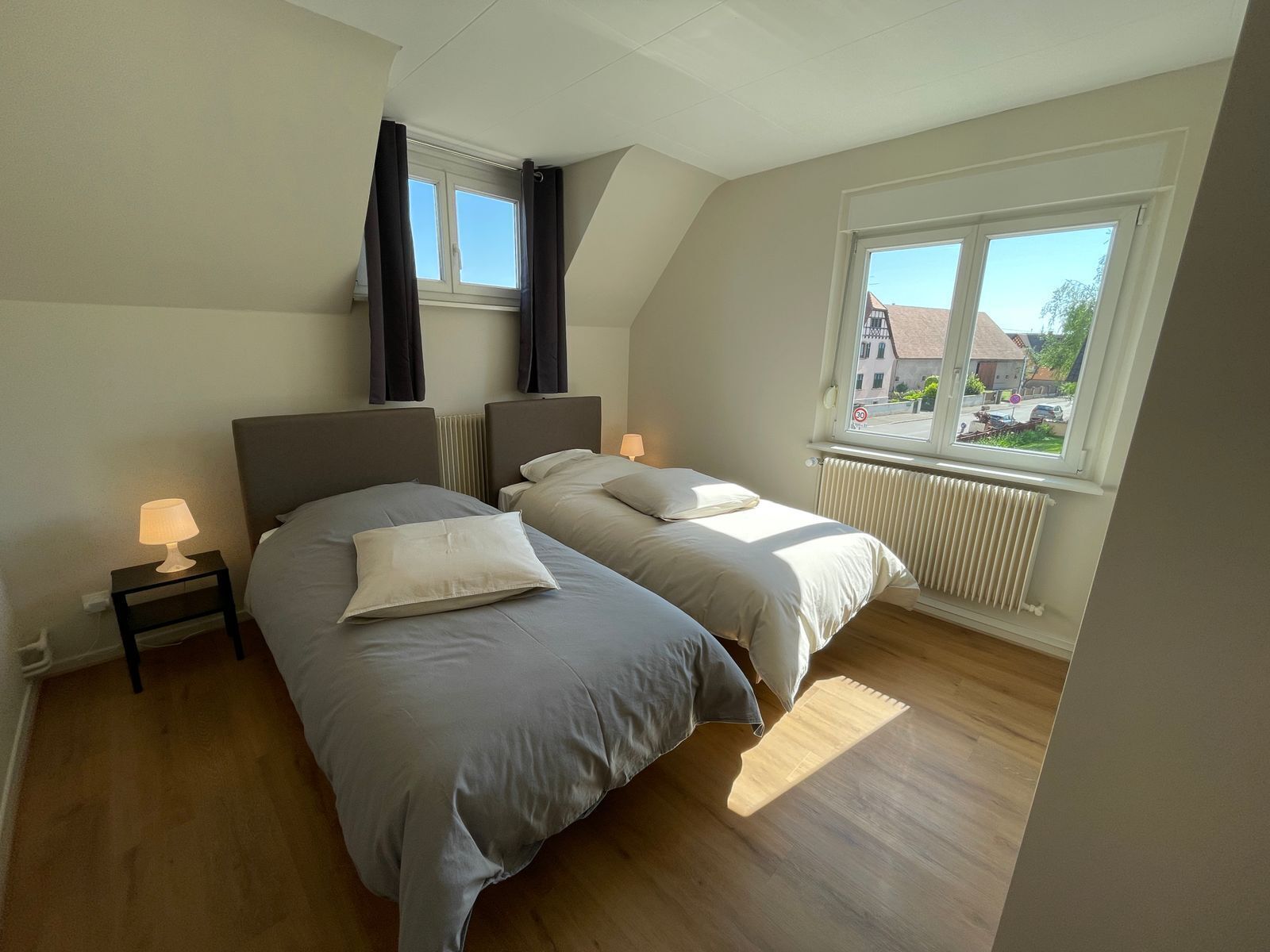 4 slaapkamers, een strijkplank/strijkijzer, reisbedje, gratis wifi