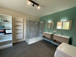 Dusche, Haartrockner, Seife, Toilettenpapier