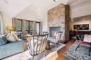 Televisie en een open haard