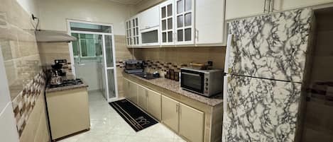 Fridge, oven, stovetop, lobster pot