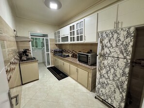 Fridge, oven, stovetop, lobster pot - Modern 2-Bedroom Apartment - Comfort & Style in the heart of Meknes (Meknès)