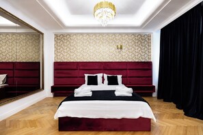 Deluxe Room, City View | Living area