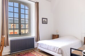 4 bedrooms, WiFi, bed sheets - Château de Saint-Fargeau stables (Saint-Fargeau)