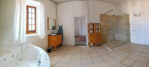 Dutxa, assecador de cabells, tovalloles i paper higiènic