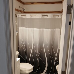 Dusche, Handtücher, Seife, Toilettenpapier