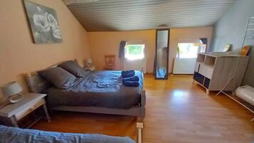 5 habitaciones, tabla de planchar con plancha, wifi y ropa de cama