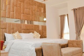 4 bedrooms, iron/ironing board, WiFi, bed sheets