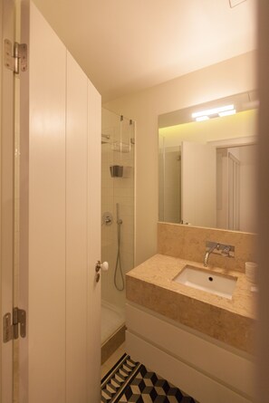 Shower, hair dryer, towels, shampoo
