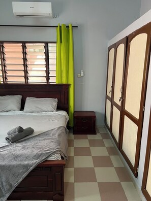 3 bedrooms, iron/ironing board, WiFi, bed sheets