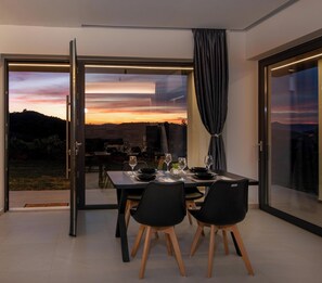 In-room dining - Villa Arithea (Chania)