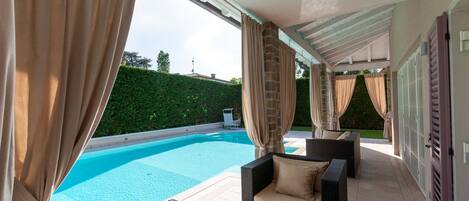 Una piscina al aire libre